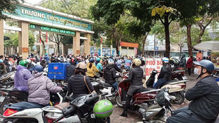 Phụ huynh Hà Nội vất vả đưa đón con những ngày đầu trở lại trường