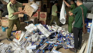 Người tiêu dùng có thể bị phạt lên tới 3 triệu đồng khi tàng trữ, vận chuyển một bao thuốc lá lậu