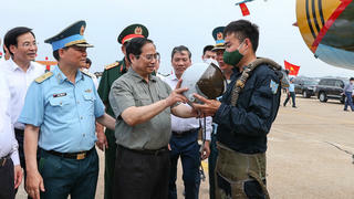 Thủ tướng khảo sát sân bay quân sự Thành Sơn, thăm Trung đoàn Không quân 937
