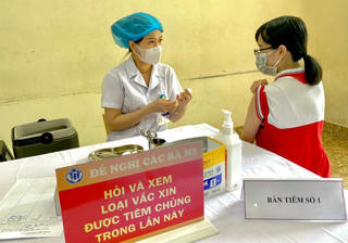 Dịch “hạ nhiệt” vẫn nên tiêm phòng COVID-19
