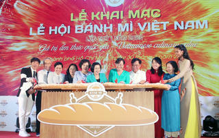 Tôn vinh văn hóa Việt từ những điều nhỏ bé