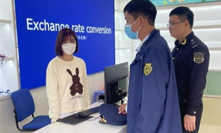 Phát hiện cửa hàng lưu niệm bán nước hoa giả mạo nhãn hiệu Chanel