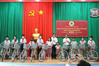 Ban Tuyên giáo Trung ương thăm, tặng xe đạp cho học sinh nghèo tại Đồng Nai