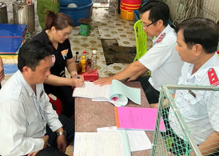 Bạc Liêu: Bắt quả tang một cơ sở bơm tạp chất vào tôm