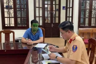 Triệu tập lái xe chạy ngược chiều đường để tránh chốt kiểm tra nồng độ cồn