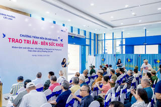 MB Ageas Life thăm khám sức khoẻ và tặng quà cho người có công phường Cát Linh 