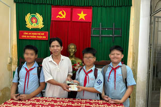 Ba học sinh lớp 6 nhặt được của rơi tìm người đánh mất
