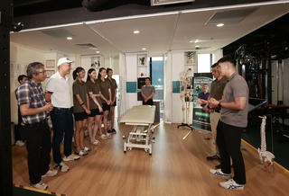 Các ngôi sao thể thao tập hồi phục bằng phương pháp vật lý trị liệu cùng với chuyên gia ngoại tại Evolve