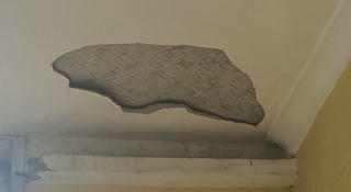 Công trình bị phản ánh gây hàng chục vết nứt nhà hàng xóm: Vẫn lén xây dựng dù đã bị "tuýt còi"