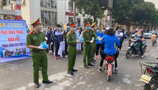 Công an huyện Nam Sách tổ chức phát khẩu trang miễn phí cho người dân