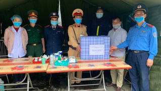 Tặng quà người nghèo, lao động mất việc do ảnh hưởng của dịch Covid-19 ở Hải Dương 