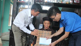 Tỉnh đoàn Hải Dương thăm và trao tặng quà cho các gia đình chính sách, người có công