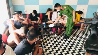 Công an huyện Thanh Hà phát hiện, bắt giữ hơn chục đối tượng sử dụng ma túy trong quán Karaoke