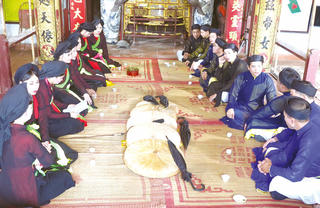 Độc đáo tục hát Quan họ trùm đầu ở làng Viêm Xá, Bắc Ninh