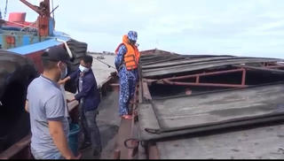 Bắt giữ tàu vận chuyển khoảng hơn 400 tấn than bất hợp pháp