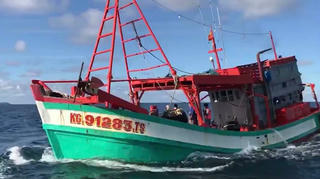 Cảnh sát biển bắt giữ tàu vận chuyển khoảng 70.000 lít dầu DO trái phép