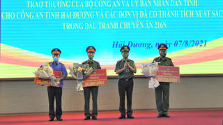 Hải Dương trao thưởng cho các đơn vị có thành tích phá vụ án giết người, cướp tài sản