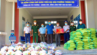 Đoàn Trinh sát số 2 trao quà hỗ trợ nhân dân gặp khó khăn do ảnh hưởng của COVID-19
