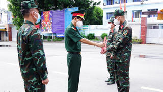 (Sư đoàn 9, Quân đoàn 4) trao quyết định, bổ nhiệm cán bộ trong điều kiện và nhiệm vụ đặc biệt