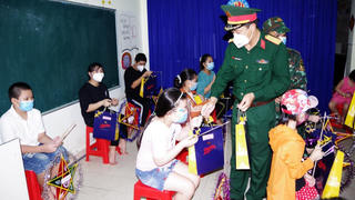 Bộ đội tự tay làm quà Trung thu tặng trẻ cơ nhỡ, mồ côi ở TP HCM
