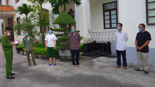 Bảo vệ cấu kết người ngoài trộm cắp linh kiện sản xuất của công ty