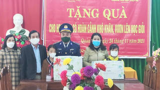 Cảnh sát biển hưởng ứng phong trào chung tay vì người nghèo - không để ai bị bỏ lại phía sau