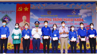 Học sinh được Cảnh sát biển tuyên truyền biển, đảo và Luật Cảnh sát biển Việt Nam 2018