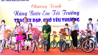 Quỹ thiện nguyện Long Hải trao quà từ thiện 'Nâng bước em tới trường - Trao xe đạp, chở yêu thương'