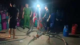 Phát hiện nhóm người nửa đêm sang chiết gas trái phép tại bãi đất ven sông 