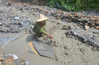 Tái diễn tình trạng xả thải gây ô nhiễm nước suối tại xã Thần Sa 