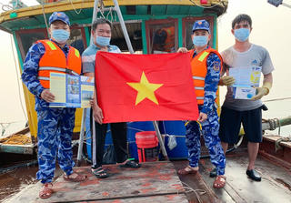 Các tàu Cảnh sát biển tích cực tuyên truyền, phòng chống IUU cho ngư dân