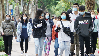 Đường lại tấp nập, quán hàng đông đúc, người dân Hà Nội có lơ là phòng Covid - 19?