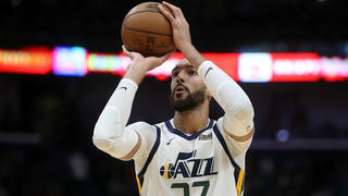 'Sao' bóng rổ coi thường Covid-19 nhiễm bệnh, giải NBA bị hoãn không thời hạn