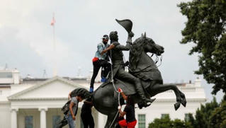 Tổng thống Trump đe doạ bỏ tù người biểu tình lật bức tượng Andrew Jackson trước Nhà Trắng