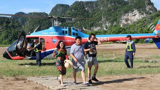 Ninh Bình chính thức khai trương dịch vụ tham quan di sản Tràng An bằng máy bay trực thăng
