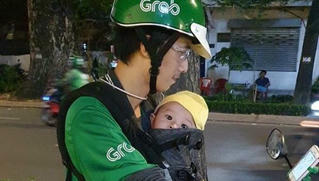 Người cha mang con 8 tháng cùng chạy xe ôm