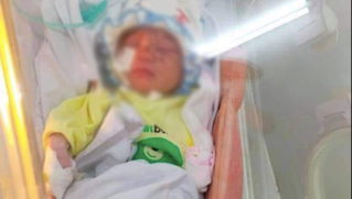 Tình trạng bé sơ sinh bị bỏ rơi giữa khe tường: Trên người nhiều vết thương, không phải thở máy