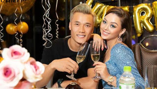 Ngắm nhìn nhan sắc mẫu Tây xinh đẹp bên thủ môn Bùi Tiến Dũng