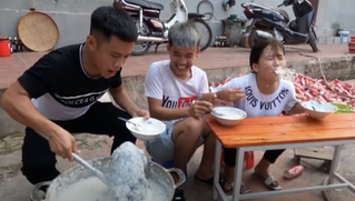 Con trai bà Tân Vlog nấu cháo gà nguyên lông gây chỉ trích