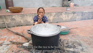 Mẹ con bà Tân Vlog gây bất ngờ sau lùm xùm nấu cháo gà nguyên lông