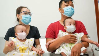 Trúc Nhi - Diệu Nhi được xuất viện, về nhà đón tết Trung thu