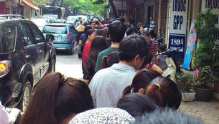 Người xếp hàng dài mua bánh trung thu, phố Hà Nội ùn tắc