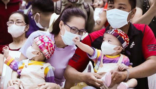 Đón tết Trung thu cuối cùng trong bệnh viện, 2 tuần sau Diệu Nhi - Trúc Nhi được về nhà 