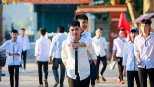 Cư dân mạng mong nam sinh cõng bạn được đặc cách, Hiệu trưởng ĐH Y Hà Nội nói gì?