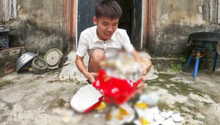 Sau khi bị phạt vì đăng video “trộm tiền heo đất”, 1 kênh Vlog của con trai Bà Tân Vlog bỗng biến mất