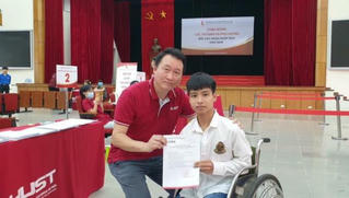 Nam sinh được bạn 10 năm cõng đến trường nhập học tại Đại học Bách khoa