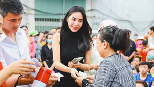 Tin 'hot' giải trí ngày 13/10: 'Sao' Việt chung tay giúp đồng bào miền Trung
