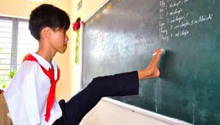 Chàng trai không tay vào đại học