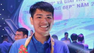 'Nam sinh cõng bạn Ngô Minh Hiếu' được trao giải thưởng ‘Thanh niên sống đẹp‘