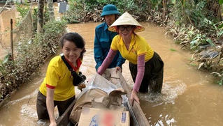 Tin 'hot' giải trí sáng 15/10: Trang Trần đáp trả tin sai lệch, khách mời đi xe tải, xắn quần dự cưới Thảo Trang